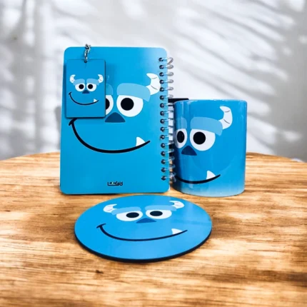 مجموعة هدايا شلبي كيوت بتصميم كرتوني أزرق – مج بورسلين + نوت بوك سلك + كوستر + ميدالية مفاتيح