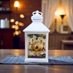 فانوس تركي أكريليك مربع أبيض بتصميم رمضاني مبهج – مقاس 21×9.5 سم