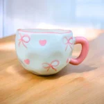 مج الفيونكات الوردية بتصميم أنيق من البورسلين – 300 مل – مثالي للقهوة والمشروبات الساخنة