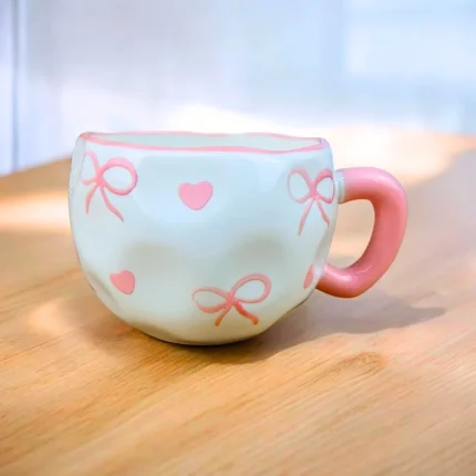 مج الفيونكات الوردية بتصميم أنيق من البورسلين – 300 مل – مثالي للقهوة والمشروبات الساخنة