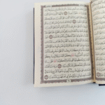 ⁦مصحف فاخر مقاس 17.5×12 سم بغلاف كحلي مزخرف ذهبي – قرآن كريم بحجم عملي وأنيق⁩ - الصورة ⁦3⁩