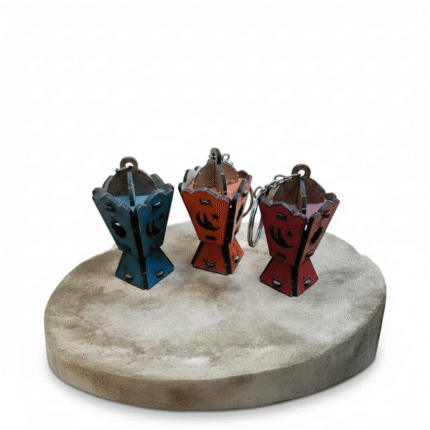 ميدالية فانوس خشب صغيرة 4×2 سم – ميدالية رمضانية هاند ميد بتصميم فانوس شرقي