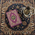 ⁦مصحف فاخر مقاس 19×14 سم بغلاف مخملي مزخرف ذهبي – تصميم إسلامي راقي بألوان مميزة⁩ - الصورة ⁦4⁩