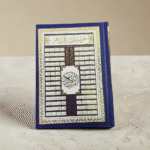 ⁦مصحف فاخر مقاس 17.5×12 سم بغلاف كحلي مزخرف ذهبي – قرآن كريم بحجم عملي وأنيق⁩ - الصورة ⁦5⁩