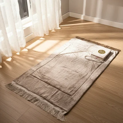 بوكس تهادوا تحابوا 3 قطع – مصلى مبطن فاخر + مصحف + سبحة كريستال | هدية إسلامية راقية