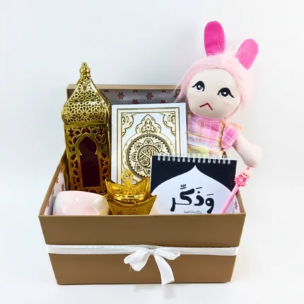 بوكس هدايا رمضان مميز – فانوس ذهبي ومصحف وبلانر أذكار ودبدوب وملحقات رمضانية أنيقة