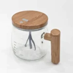 مج بمضرب كهربائي 400 مل بغطاء ويد خشب – كوب زجاج بخلاط أوتوماتيك لخلط القهوة والنسكافيه والبروتين بسهولة