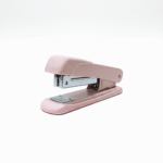 دباسة ورق مكتبية صغيرة لون وردي 11.5 سم – دباسة عملية للمدرسة والمكتب