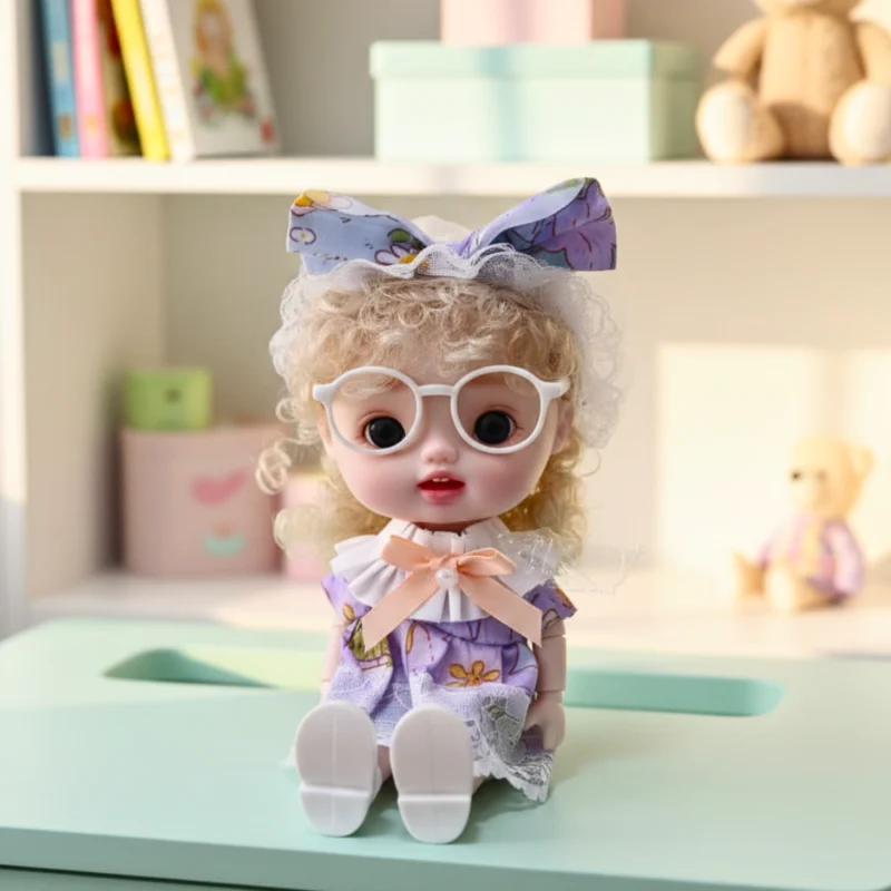 عروسة صغيرة بناتي بشعر كيرلي ونظارة دائرية وفستان بنفسجي مزخرف – هدية مميزة ولطيفة للأطفال🎀