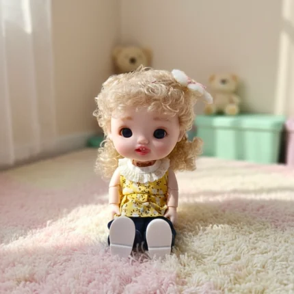عروسة أطفال صغيرة 23 سم بشعر أشقر كيرلي وعيون واسعة جذابة – دمية بناتي كيوت بملابس عصرية