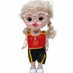 عروسة بناتي 23 سم بشعر كيرلي أشقر وعيون كبيرة مع نظارة – دمية أطفال بزي رياضي عصري وتصميم كيوت