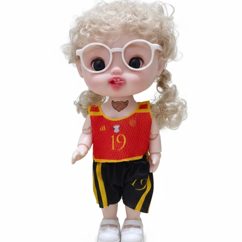 عروسة بناتي 23 سم بشعر كيرلي أشقر وعيون كبيرة مع نظارة – دمية أطفال بزي رياضي عصري وتصميم كيوت