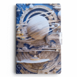 نوتة جيب صغيرة برسمة كواكب وفضاء ثلاثي الأبعاد – 14.5×6.5 سم بحزام إغلاق