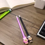 ⁦قلم جل ازرق سن رفيع 0.5 مم بطول 17 سم بتصميم كيوت – كتابة ناعمة وثابتة للمذاكرة والمكتب⁩ - الصورة ⁦4⁩