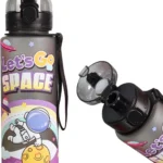 زجاجة مياه 700 مل بتصميم رائد فضاء للأطفال – عبوة رياضية محكمة الغلق مع حزام حمل عملي - الصورة 2