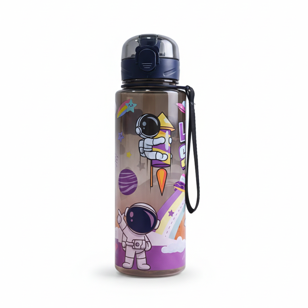 Untitled (Classroom Announcement) - 2026-02-24T142447.312 زجاجة مياه 700 مل بتصميم رائد فضاء للأطفال – عبوة رياضية محكمة الغلق مع حزام حمل عملي