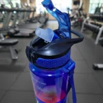 زجاجة مياه 1000 مل مدرجة بسعة 1 لتر – ارتفاع 27 سم وقطر 8 سم – قارورة رياضية بغطاء محكم وتصميم ألوان متدرجة - الصورة 5