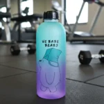 زجاجة مياه 1 لتر بلاستيك بتصميم كرتوني جذاب – 1000 مل بغطاء محكم ومقاس 23 سم - الصورة 3