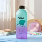 زجاجة مياه 1 لتر بلاستيك بتصميم كرتوني جذاب – 1000 مل بغطاء محكم ومقاس 23 سم - الصورة 4