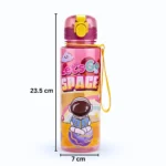 ⁦زجاجة مياه أطفال 1000 مل بتصميم Let's Go Space – ارتفاع 23.5 سم × قطر 7 سم بغطاء محكم وحزام يد⁩ - الصورة ⁦2⁩