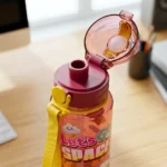 ⁦زجاجة مياه أطفال 1000 مل بتصميم Let's Go Space – ارتفاع 23.5 سم × قطر 7 سم بغطاء محكم وحزام يد⁩ - الصورة ⁦5⁩