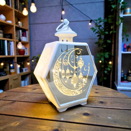 فانوس رمضان الأكريليك بالمرايا المضيء - لون أبيض - هدية رمضانية مثالية تضفي أجواء ساحرة - متعدد الالوان - 25*16*10 سم