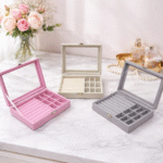 ⁦منظم اكسسوار أنيق بغطاء زجاجي لحفظ الخواتم والحُلي – صندوق تنظيم الإكسسوارات بتصميم مخملي فاخر⁩ - الصورة ⁦2⁩