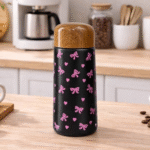 ⁦مج حراري صغير 150 مل بغطاء خشبي أنيق – كوب حراري للمشروبات الساخنة والباردة بتصميم مميز⁩ - الصورة ⁦3⁩