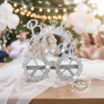 ⁦طقم Bride فضي جليتر 2 قطعة – نظارة + هيد باند للعروسة بإكسسوارات حفلات مميزة⁩ - الصورة ⁦5⁩