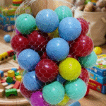 شبكة كور ملونة 50 قطعة للأطفال – كرات بلاستيكية خفيفة للعب وحمام الكور - الصورة 4