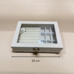 ⁦منظم اكسسوار أنيق بغطاء زجاجي لحفظ الخواتم والحُلي – صندوق تنظيم الإكسسوارات بتصميم مخملي فاخر⁩ - الصورة ⁦4⁩