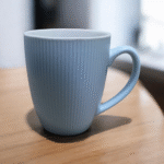 مج ايكيا لبني سعة 300 مللي – كوب سيراميك أنيق للقهوة والشاي بتصميم عصري مخطط - الصورة 4