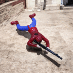 ⁦دمية سبايدر مان أكشن 30 سم للأطفال – شخصية Spider Man مع سلاح بتصميم واقعي⁩ - الصورة ⁦4⁩