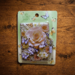 ⁦نوت بقفل 10×8 سم بتصميم ورود وفراشات – مفكرة صغيرة أنيقة وآمنة للتدوين اليومي⁩ - الصورة ⁦4⁩