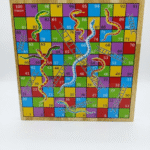 لوحة لعبة السلم والثعبان خشب 30×30 سم – لعبة عائلية تعليمية ممتعة للأطفال والكبار