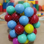 شبكة كور ملونة 50 قطعة للأطفال – كرات بلاستيكية خفيفة للعب وحمام الكور - الصورة 2