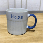 مج بورسلين 400 مللي بتصميم عصري بكلمة Hope – كوب قهوة أنيق بمقبض أزرق عملي - الصورة 4