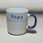 مج بورسلين 400 مللي بتصميم عصري بكلمة Hope – كوب قهوة أنيق بمقبض أزرق عملي - الصورة 5