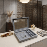 ⁦منظم اكسسوار أنيق بغطاء زجاجي لحفظ الخواتم والحُلي – صندوق تنظيم الإكسسوارات بتصميم مخملي فاخر⁩ - الصورة ⁦5⁩