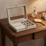 ⁦منظم اكسسوار أنيق بغطاء زجاجي لحفظ الخواتم والحُلي – صندوق تنظيم الإكسسوارات بتصميم مخملي فاخر⁩ - الصورة ⁦6⁩