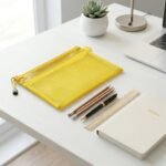 ⁦مقلمة شبك شفافة صفراء 24×17 سم – جراب أقلام بسحاب للمدرسة والمكتب⁩ - الصورة ⁦4⁩