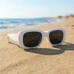 ⁦نظارة شمسية بإطار أبيض عريض وعدسات سوداء – ستايل عصري موضة 2026 للجنسين⁩ - الصورة ⁦3⁩