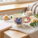 ⁦مج بورسلين بشخصية كرتونية مع يد وردي – كوب قهوة وحليب 300 ملي بتصميم مرح للأطفال والكبار⁩ - الصورة ⁦2⁩