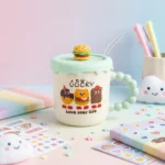 مج سيراميك بتصميم كرتوني لطيف بغطاء أخضر ومصاص زجاج 300 مل – كوب قهوة عصري Love Your Life بمقبض مميز - الصورة 3