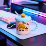 ⁦مج بورسلين 300 مل بتصميم كرتوني كيوت – كوب قهوة بغطاء وشاليموه – مناسب للمشروبات الساخنة والباردة⁩ - الصورة ⁦2⁩