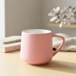 ⁦مج بورسلين بينك 350 مل – كوب قهوة سيراميك بتصميم عصري أنيق للاستخدام اليومي والهدايا⁩ - الصورة ⁦3⁩