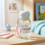 ⁦زجاجة مياه للأطفال بغطاء مزدوج وشفاط – سعة 680 مل بتصميم Dream Baby عملي للمدرسة والرياضة⁩ - الصورة ⁦4⁩