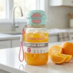 ⁦زجاجة مياه للأطفال بغطاء مزدوج وشفاط – سعة 680 مل بتصميم Dream Baby عملي للمدرسة والرياضة⁩ - الصورة ⁦5⁩