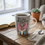 ⁦مج قهوة بتصميم ديزي اللطيف للمشروبات الساخنة والباردة – 350 مل⁩ - الصورة ⁦4⁩