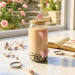 ⁦مج زجاجي بغطاء خشب وشفاط زجاجي بتصميم فراشات وردية – سعة 600 مل⁩ - الصورة ⁦3⁩